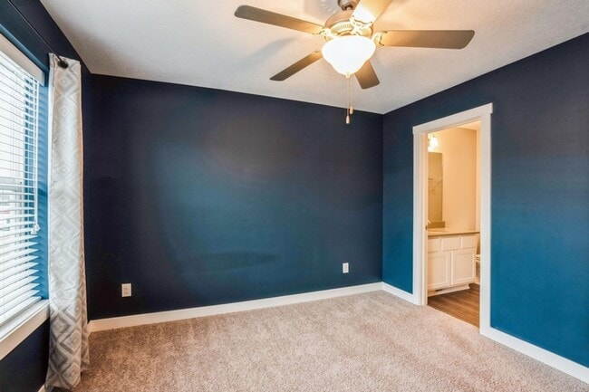 Building Photo - TERRIFIC LOCATION!!  2 Bedroom, 2 Bathroom Townhome in Ankeny