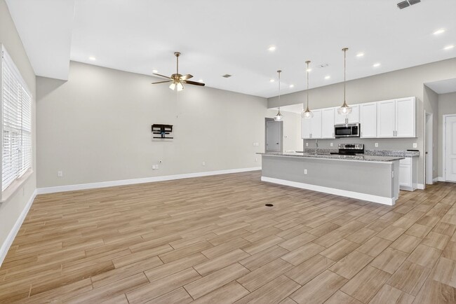 Building Photo - Modern 4-Bedroom Rental with Screened Patio & 2-Car Garage