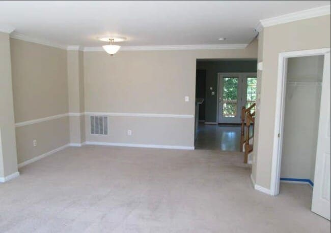 Building Photo - Beautiful 3 Bed 2 Bath 2 Half Bath Brick T...