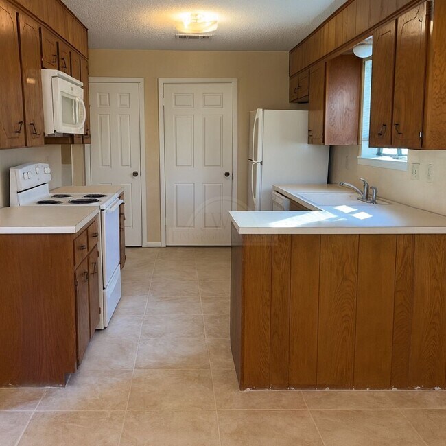 Building Photo - 3313 Sungate Dr