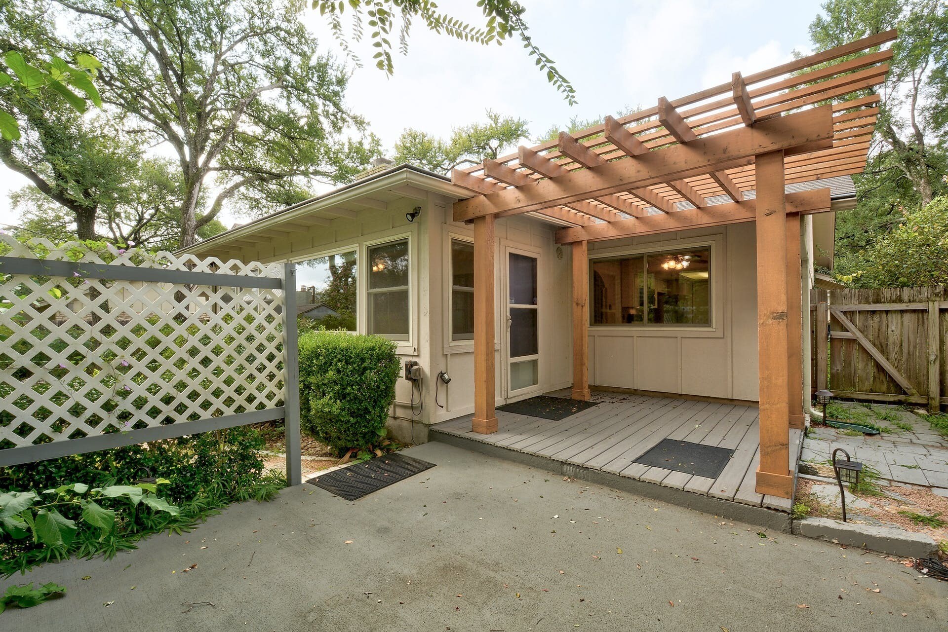 Building Photo - 4802 Gerona Dr