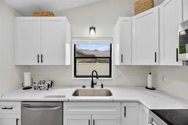 Building Photo - 8137 English Elm Cir