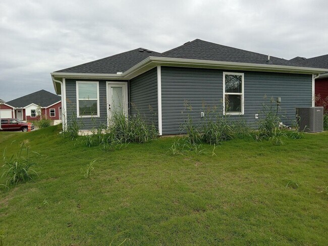 Building Photo - 712 Short Leaf