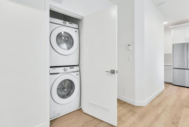 Building Photo - 2 bedroom / 1 bath | Midtown Duplex Available Now