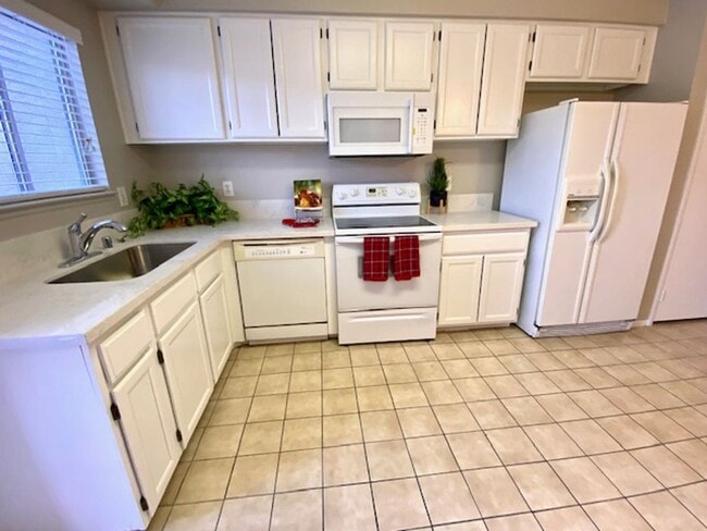 Building Photo - Renovated townhome features 2 Beds and 1.5...