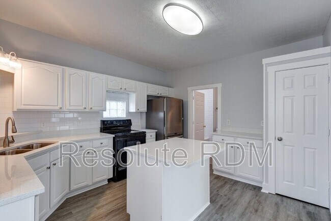 Building Photo - 743 Cottage Ave