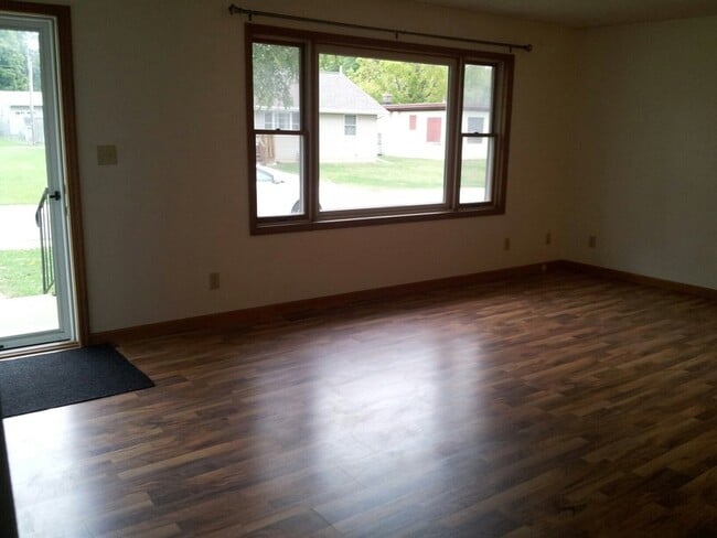 Building Photo - 423 W 2nd Pl