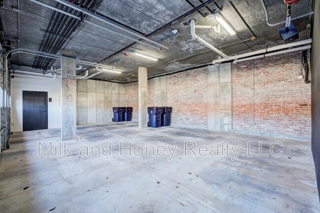 Building Photo - 631 W California Ave
