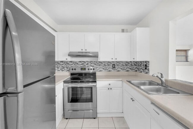 Building Photo - 685 W Park Dr