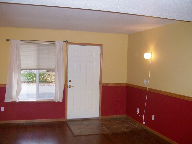 Building Photo - 2900 Ross Dr