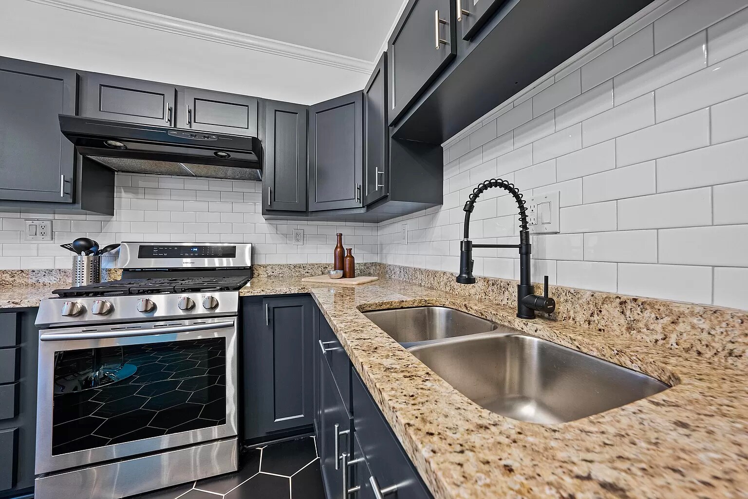 Building Photo - 854 Summit St