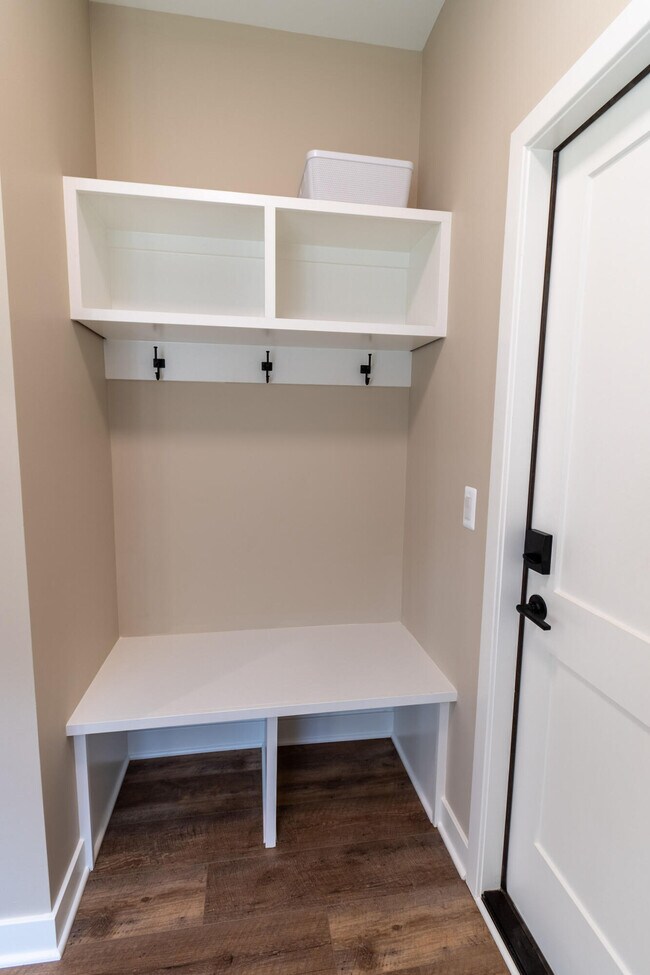 Building Photo - 8456 Oak Shade Cir