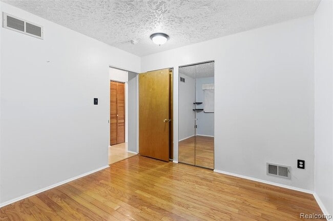 Building Photo - 25118 Lehigh St