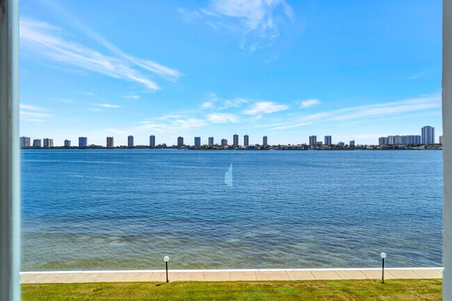 Building Photo - 301 Lake Shore Dr