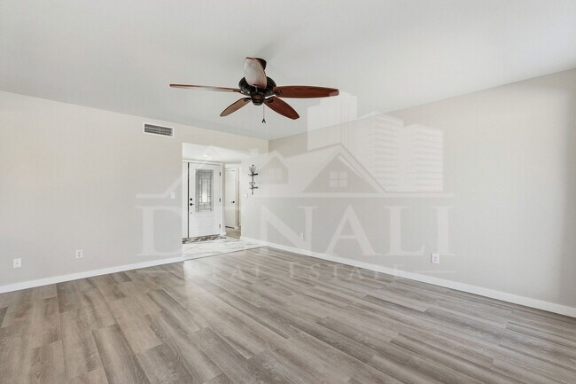 Building Photo - 10602 E Elmhurst Dr