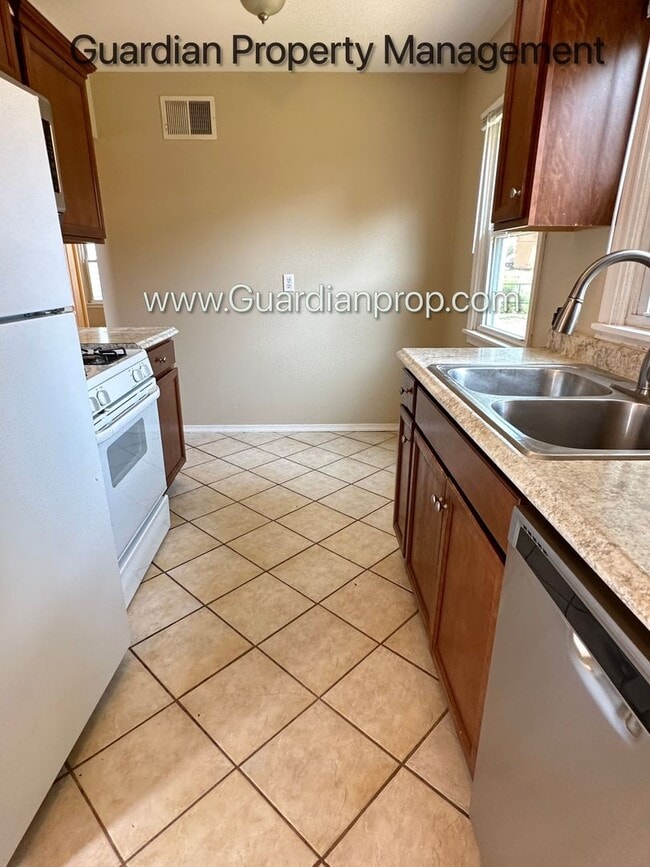 Building Photo - South Minneapolis Single Family Home, Garage, 2 Baths, Video Walkthrough