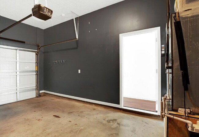 Building Photo - 7221 Quail Hollow Dr