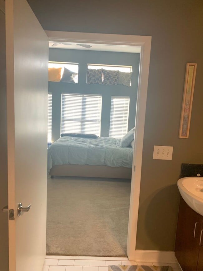 Building Photo - 2125 Southend Dr