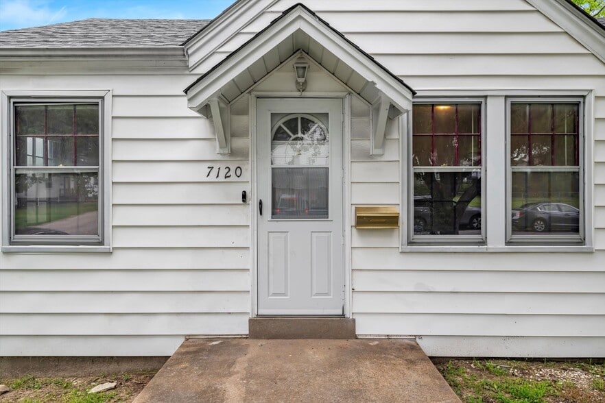 Building Photo - 7120 Roslyn Dr