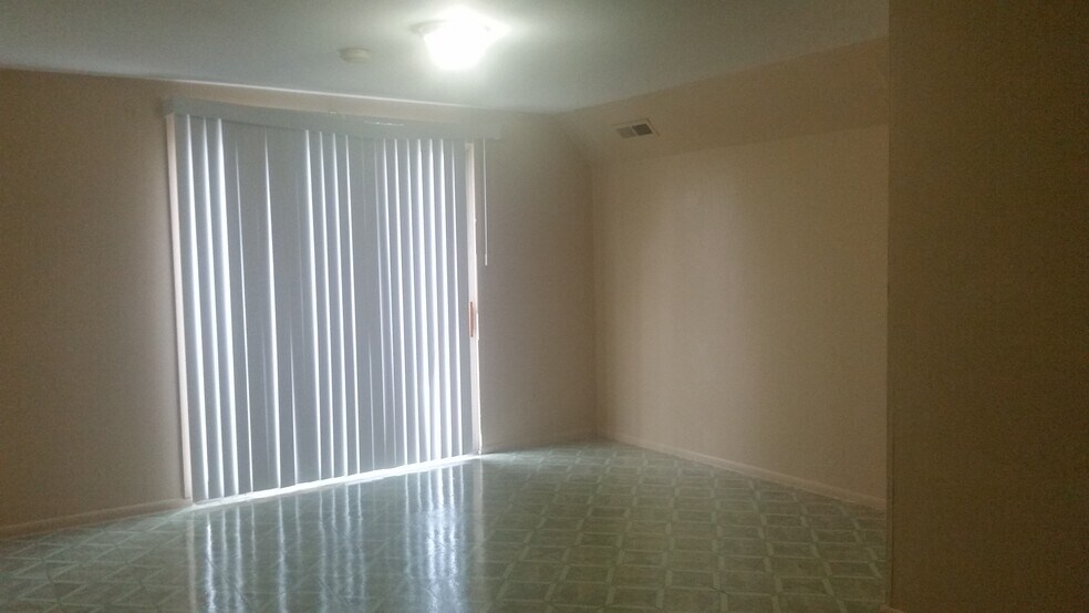 Building Photo - 212 Crosswinds Drive