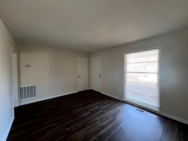 Building Photo - 944 Lark Dr