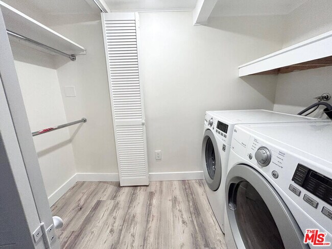 Building Photo - 439 S Oakhurst Dr