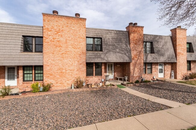 Building Photo - Beautifully Maintained Townhome with Fantastic Amenities