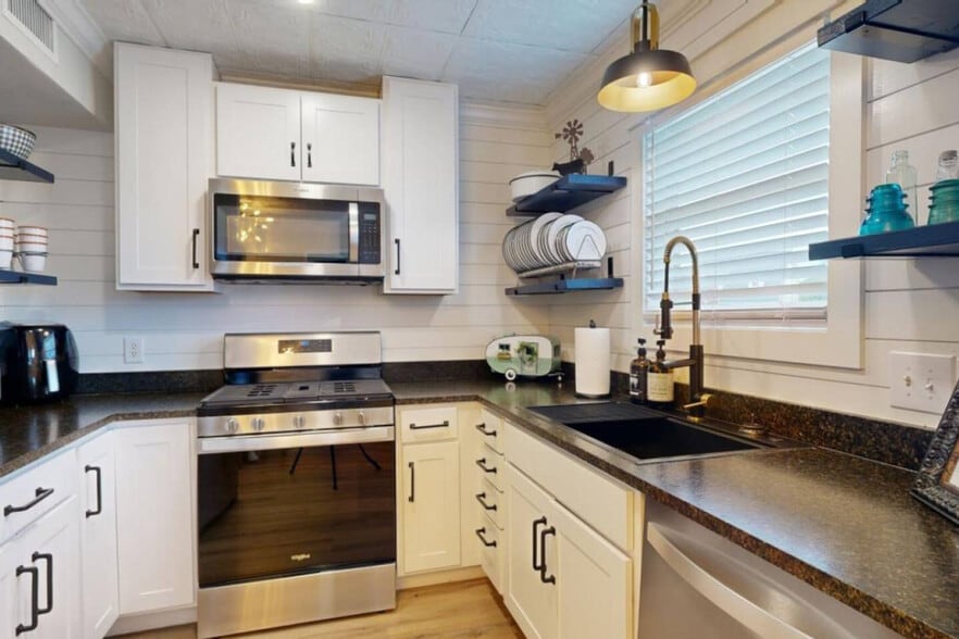 Building Photo - 512 Camp Ct