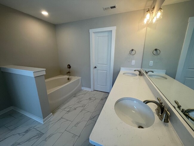 Building Photo - Beautiful Townhome located in Pineville, NC