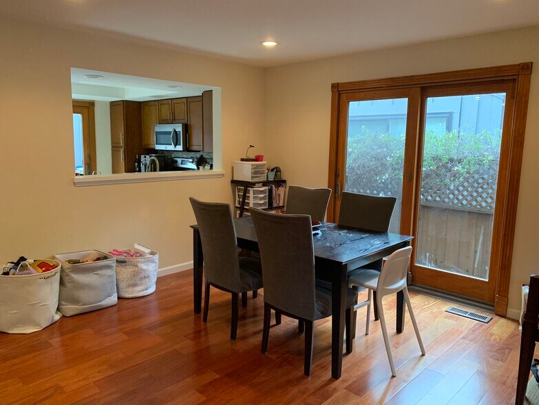 Building Photo - 2 Sheldrake Ct