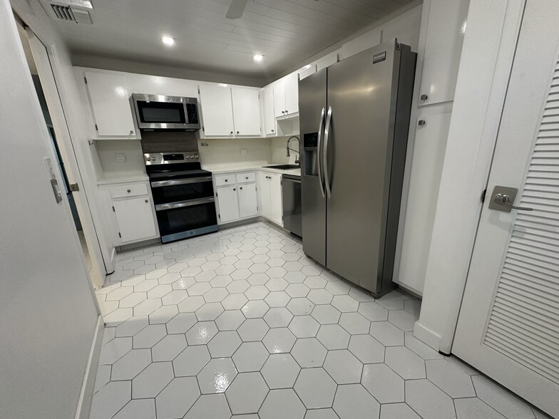 Kitchen Cabinets - 4030 W Palm Aire Dr