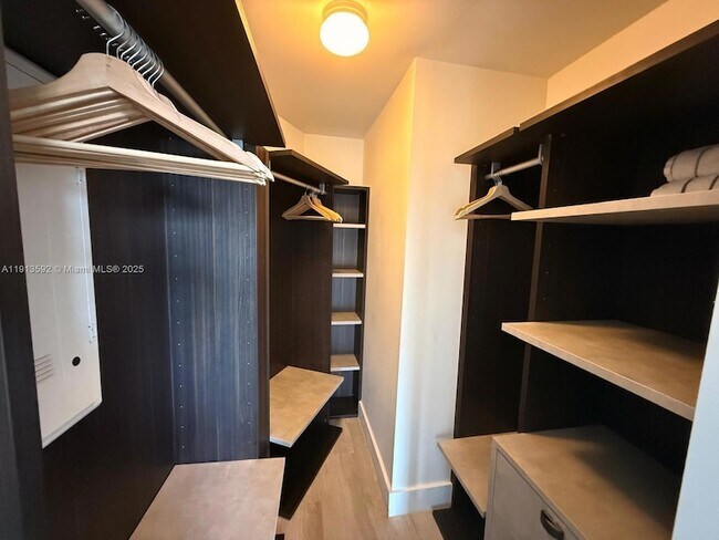 Building Photo - 121 NE 34th St