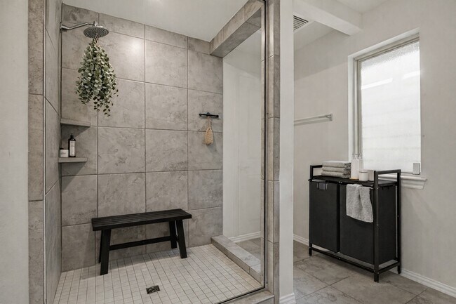 Building Photo - 5104 Chapel Heights Dr