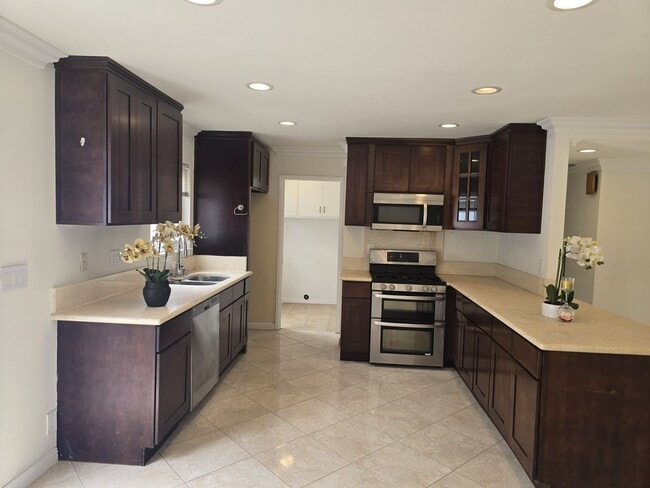 Building Photo - Comfortable 4-Bedroom Home in Peaceful Fou...