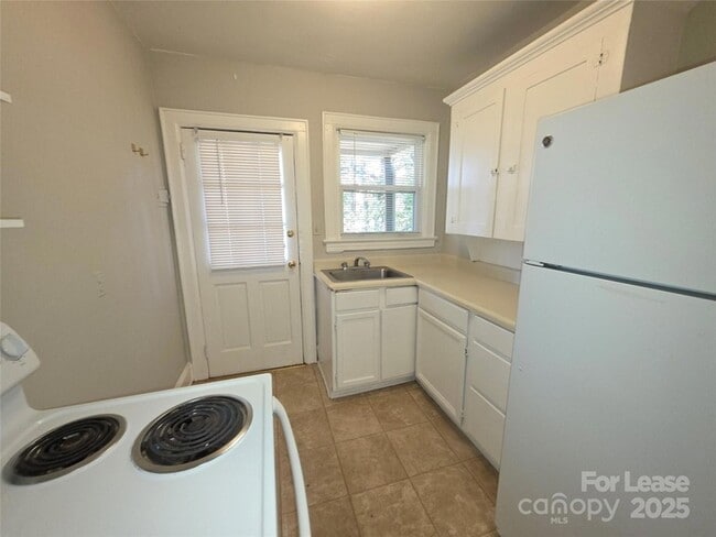 Building Photo - 1412 Park Dr