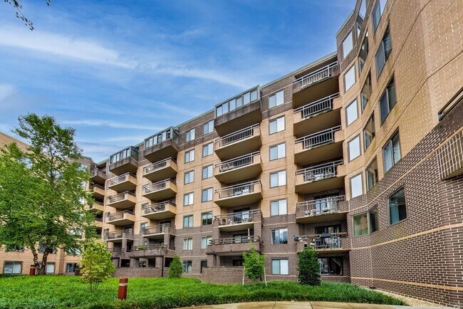 Building Photo - 2-bedroom, 1-bath condo in the sought-afte...