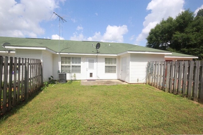Building Photo - 2BR/1BA with Fenced Yard – Lawn Care Inclu...