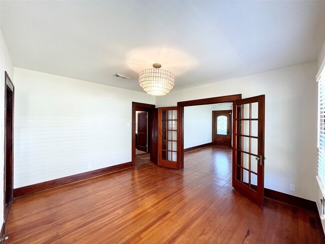 Building Photo - 405 E 28th St