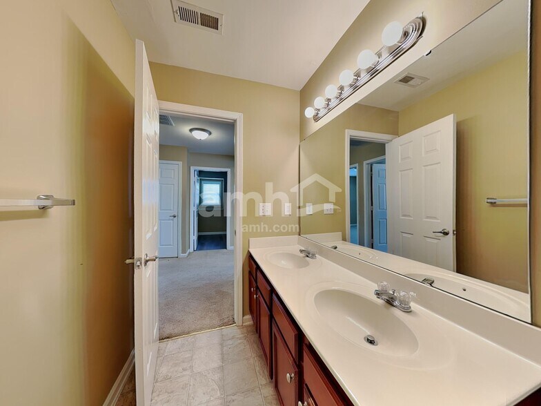 Building Photo - 2845 Roundleaf Ct