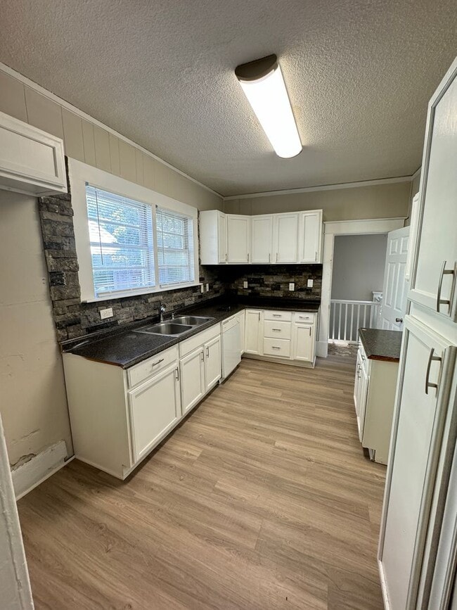 Building Photo - Nice 3 bedroom 1 bathroom House