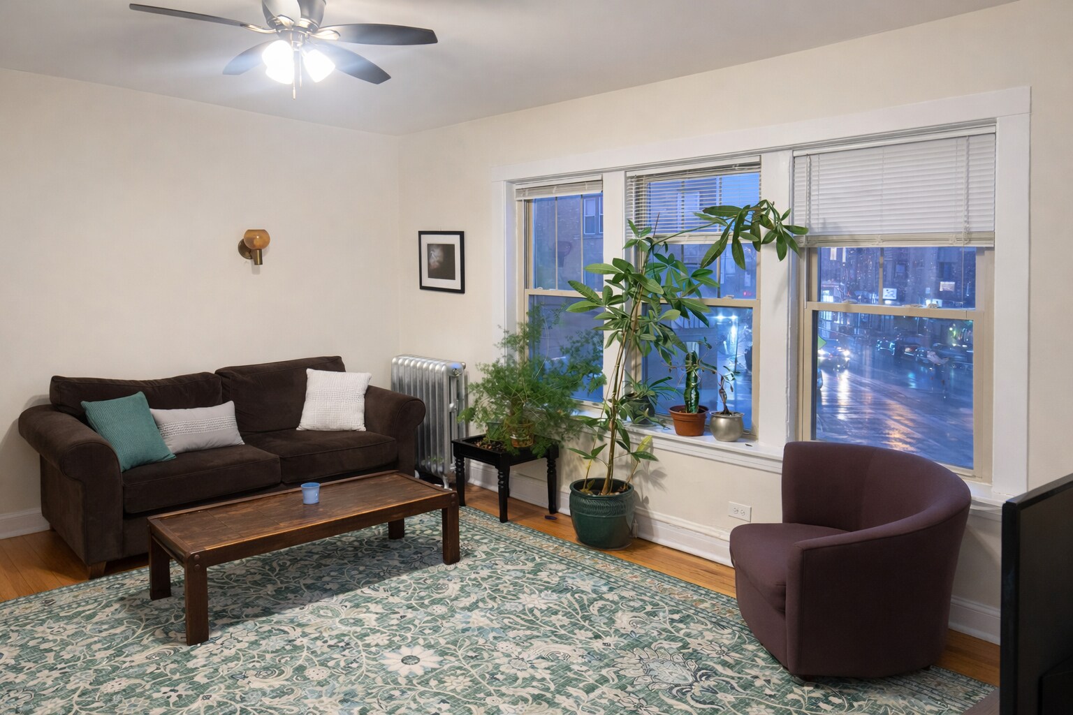 Building Photo - 2482 N Lincoln Ave