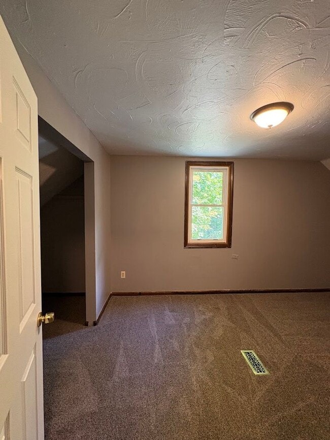 Building Photo - Three bedroom one bathroom home for rent