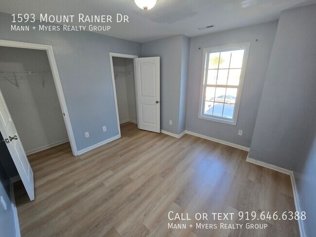 Building Photo - 1593 Mount Rainer Dr