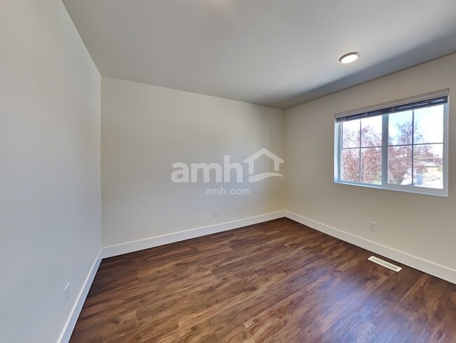 Building Photo - 390 Smith Dr