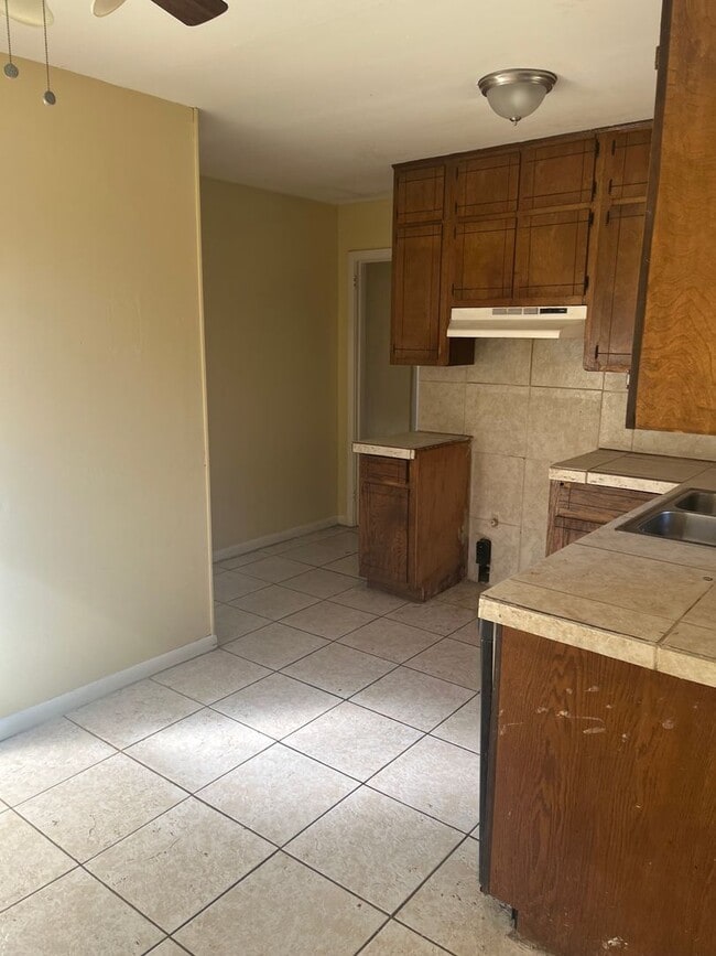 Building Photo - 2 Bedroom Home Midfield area