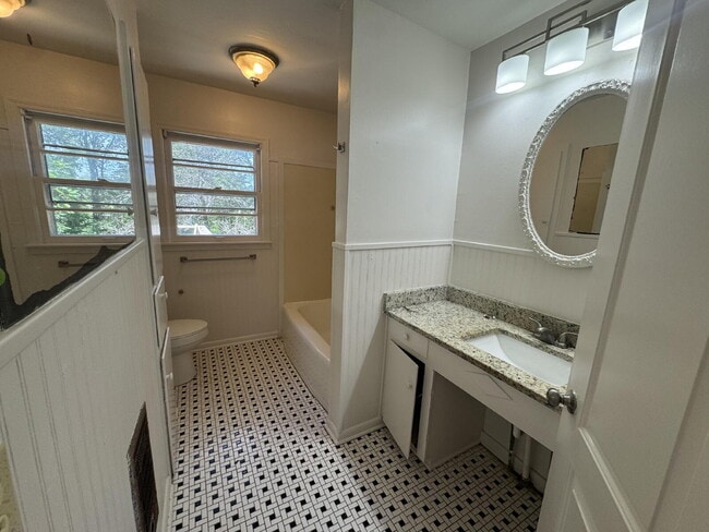 Building Photo - 3-Bedroom, 1 Bath Home Close to Downtown & MSU