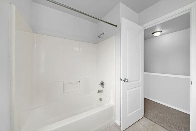 Building Photo - 2 bedroom 1.5 bath Condo! Washer and Dryer in unit!!