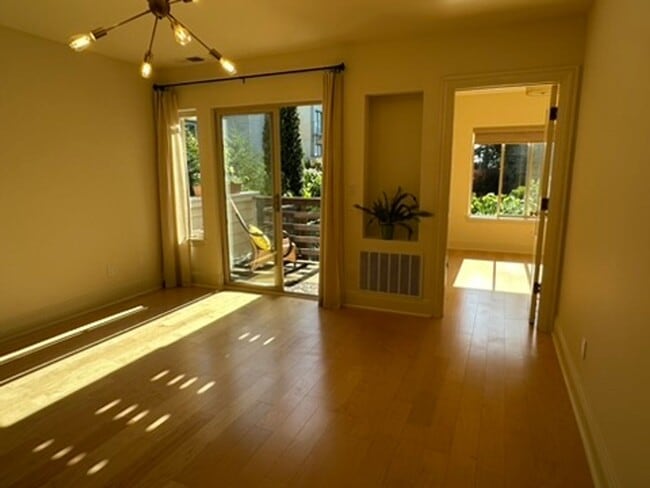 Building Photo - Epic REA- Serene 2 BR/1 BA Flat w/Private Deck & Yard in Lone Mountain