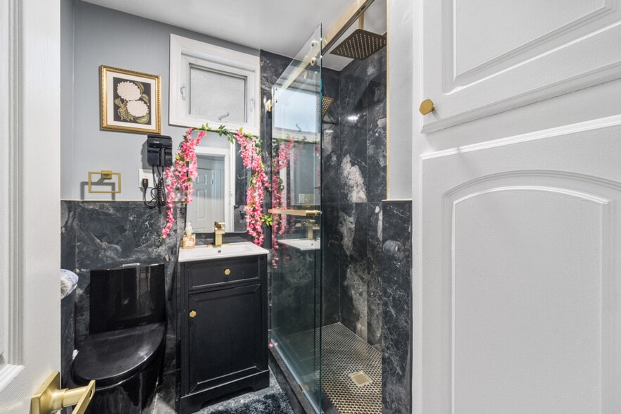 Building Photo - 84 W 42nd St