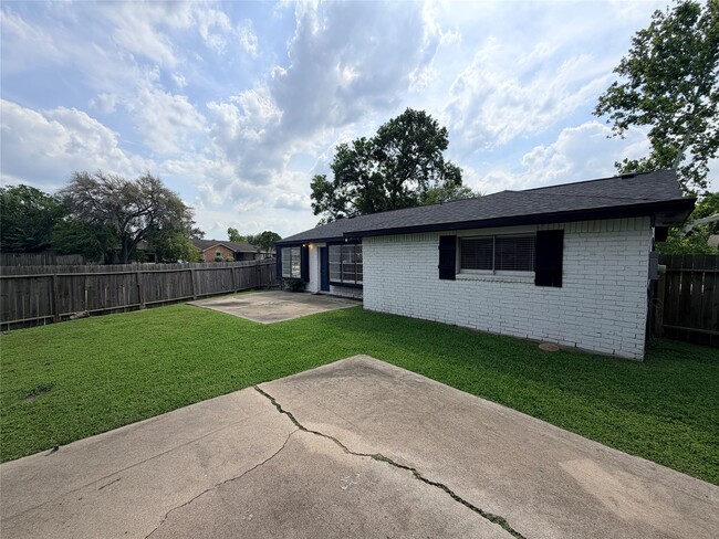 Building Photo - 15865 Ridgeroe Ln